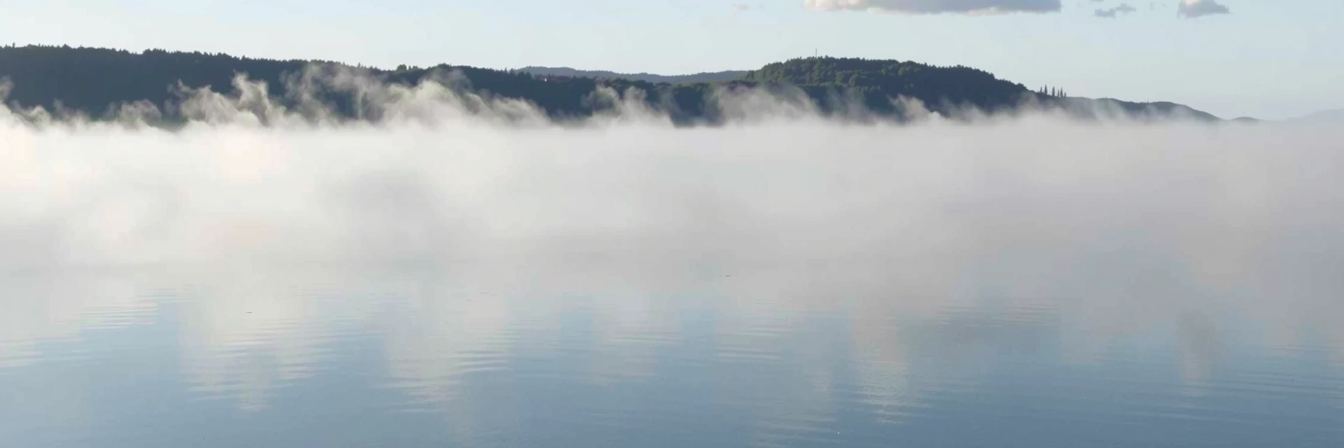 Ruhiger See im Morgennebel